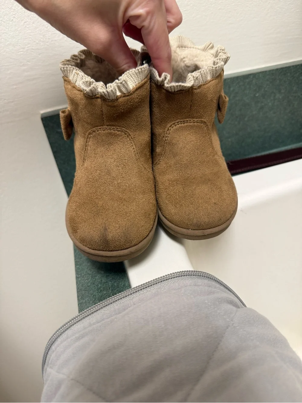 Size 6 toddler brown fur lined boots